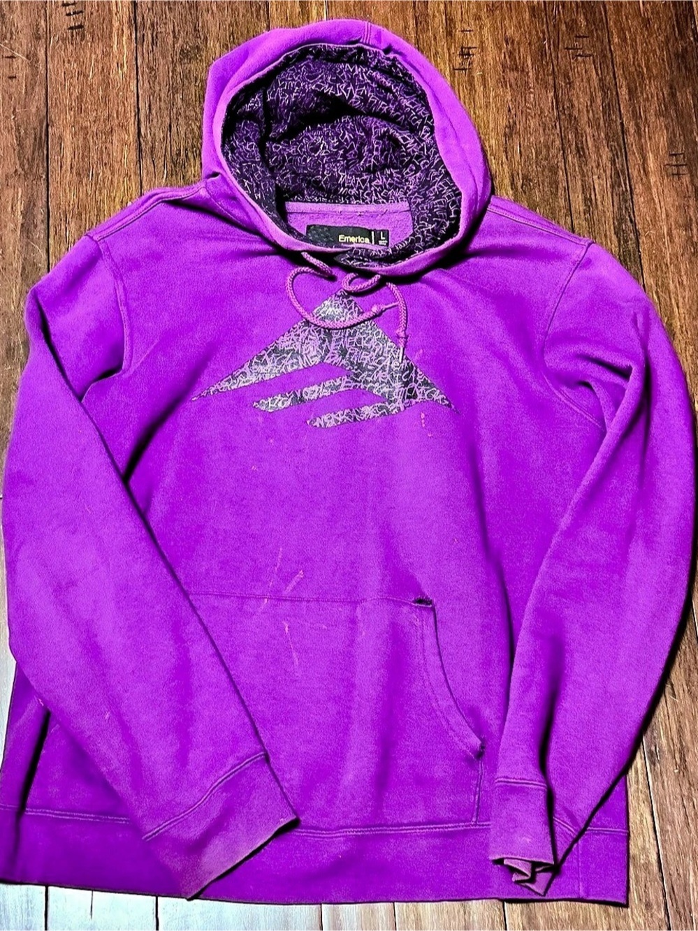 Emonica Graphic Hoodie in Purple Size L